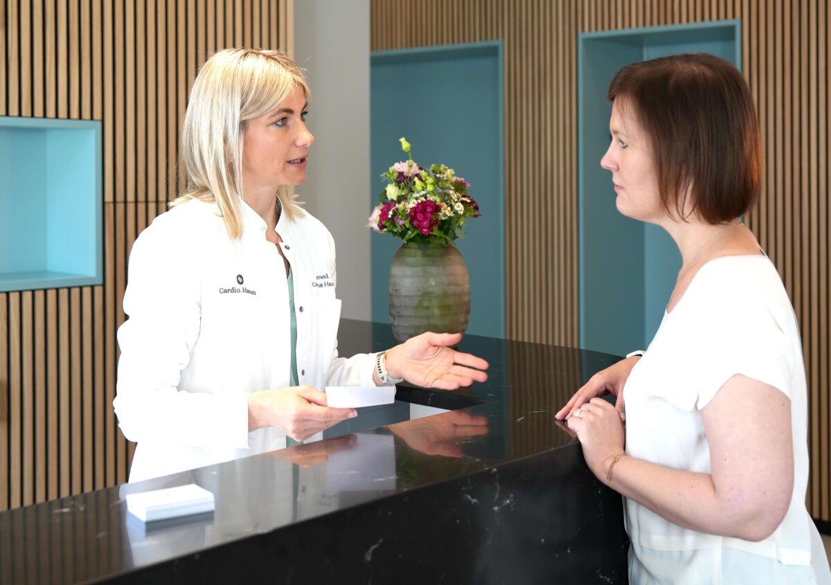 Foto: Dr. med. Catharina Hamm in Beratungssituation mit einer Patientin am Empfang