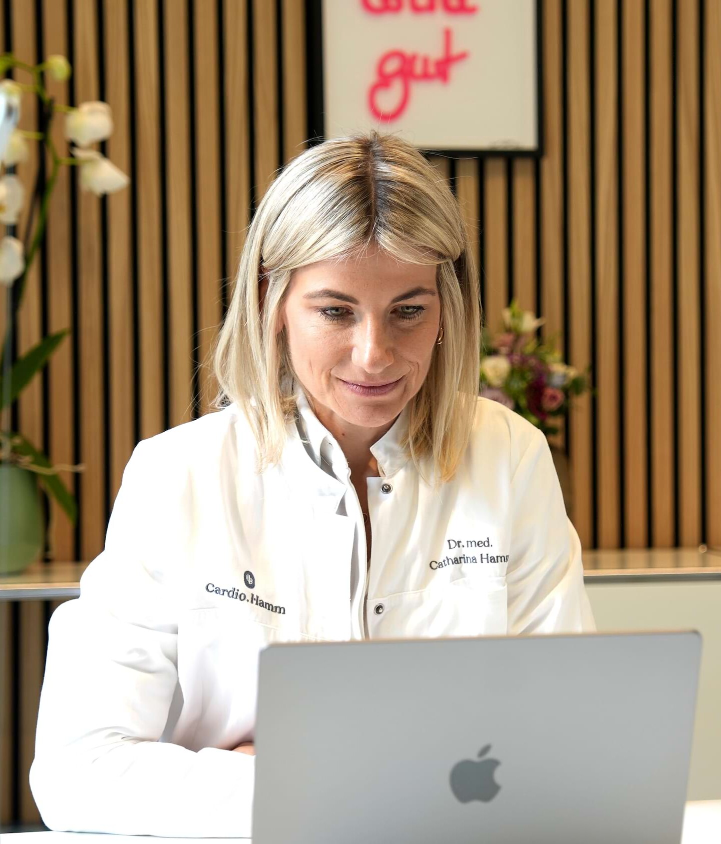 Foto: Dr. med. Catharina Hamm arbeitet am Laptop
