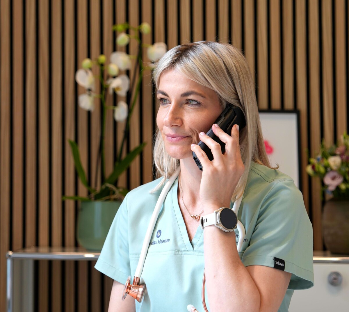 Foto: Dr. med. Catharina Hamm am Telefon