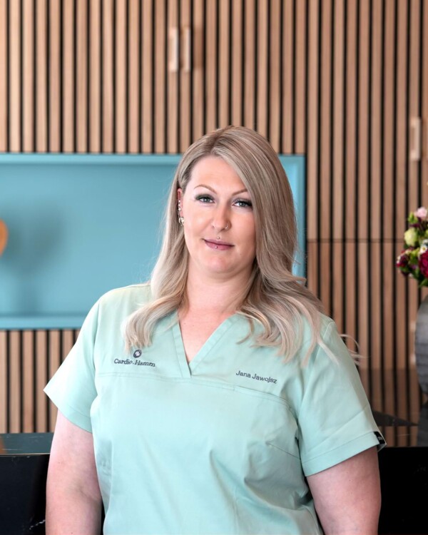 Portrait der medizinischen Fachangestellten Jana Jawojsz im Empfang der kardiologischen Privatpraxis Cardio.Hamm in Bad Nauheim