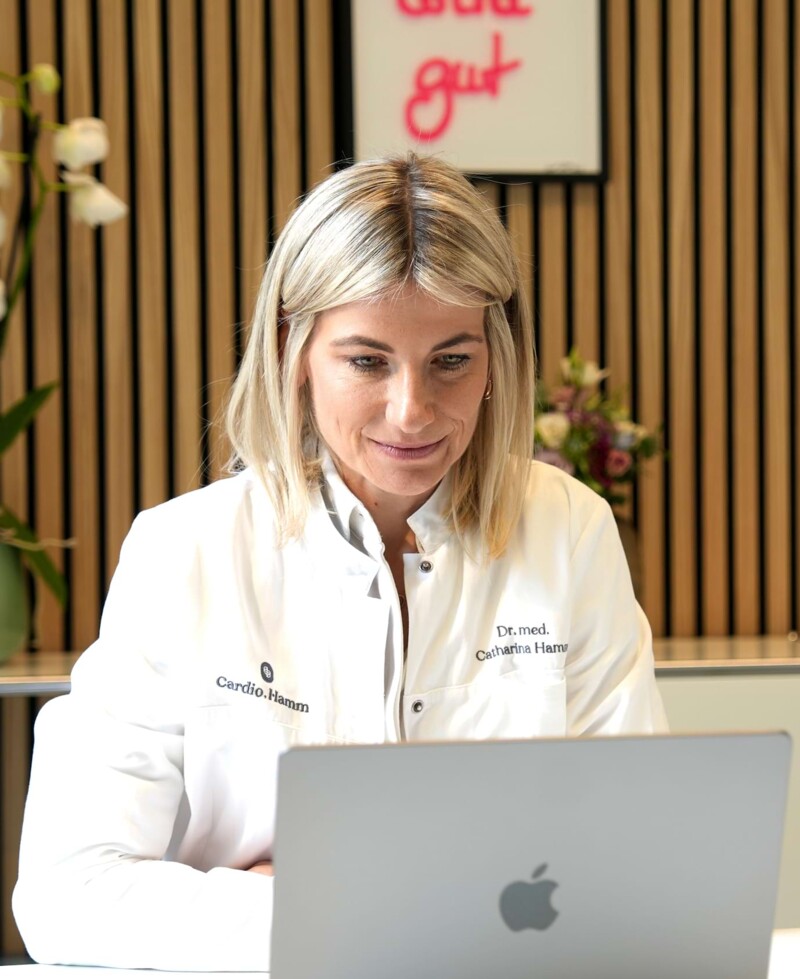 Foto: Dr. med. Catharina Hamm arbeitet am Laptop