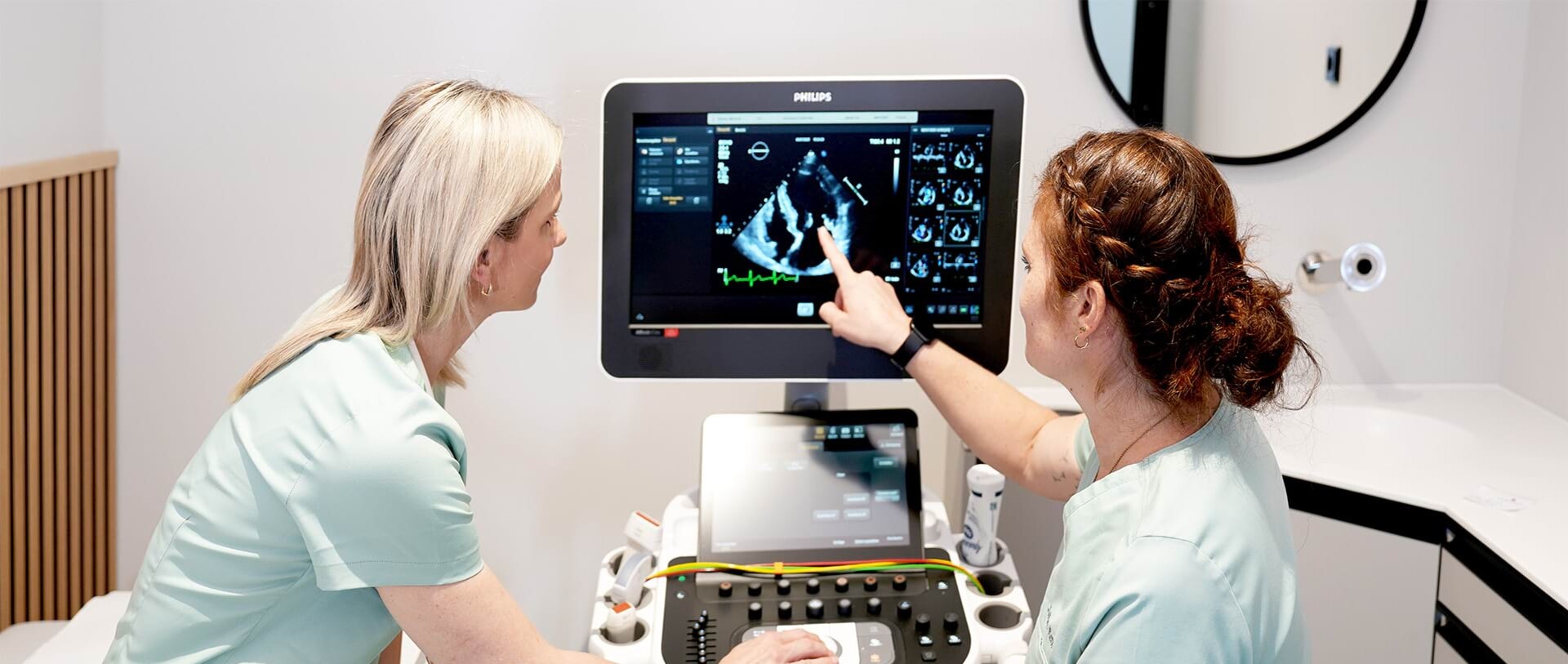 Frau Dr. Hamm und Ihre Kollegin bei der Diagnose am Echokardiographen