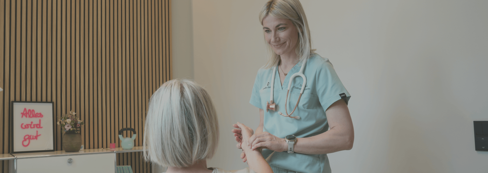 Foto: Dr. med. Catharina Hamm untersucht den Puls einer Patientin