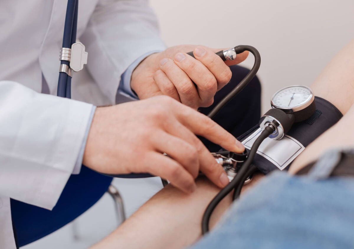 Doktor misst den Blutdruck eines Patienten