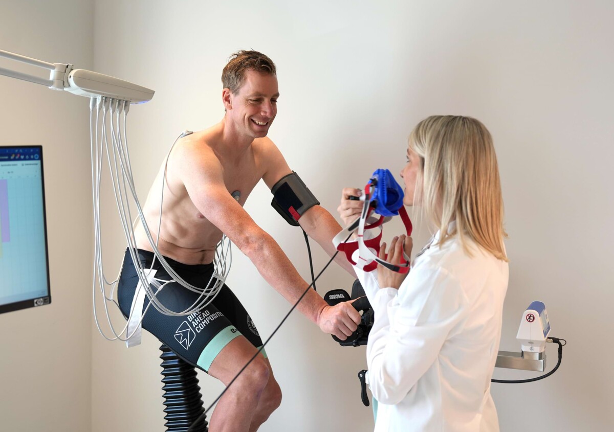 Foto: Dr. med. Catharina Hamm führt eine sportkardiologische Untersuchung durch