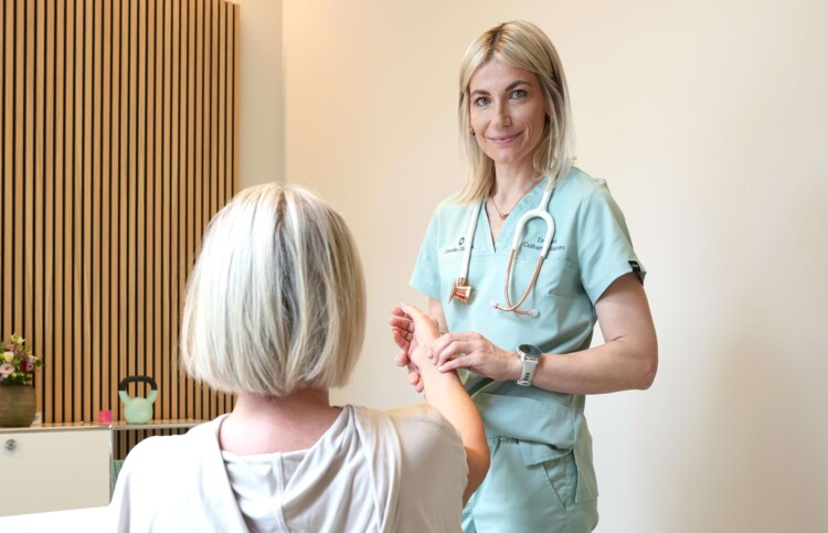 Foto: Dr. med. Catharina Hamm misst den Puls einer Patientin