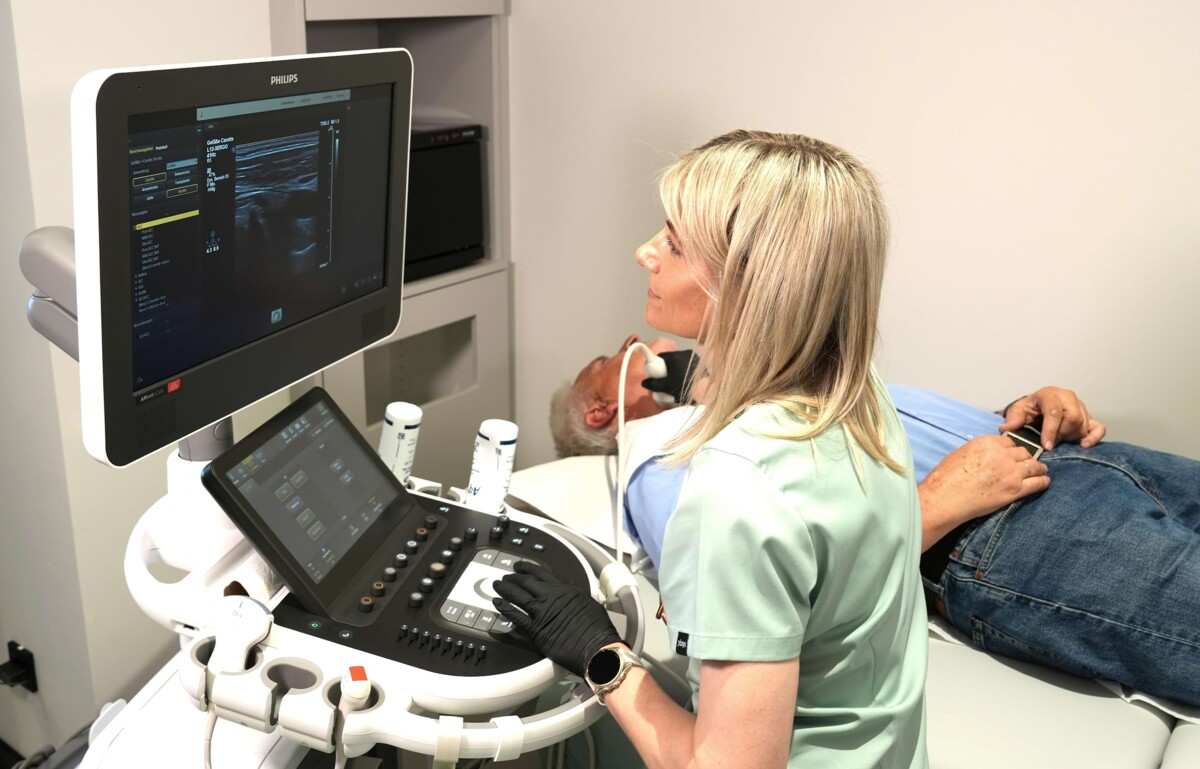 Foto: Dr. med. Catharina Hamm führt eine Ultraschalldiagnostik durch