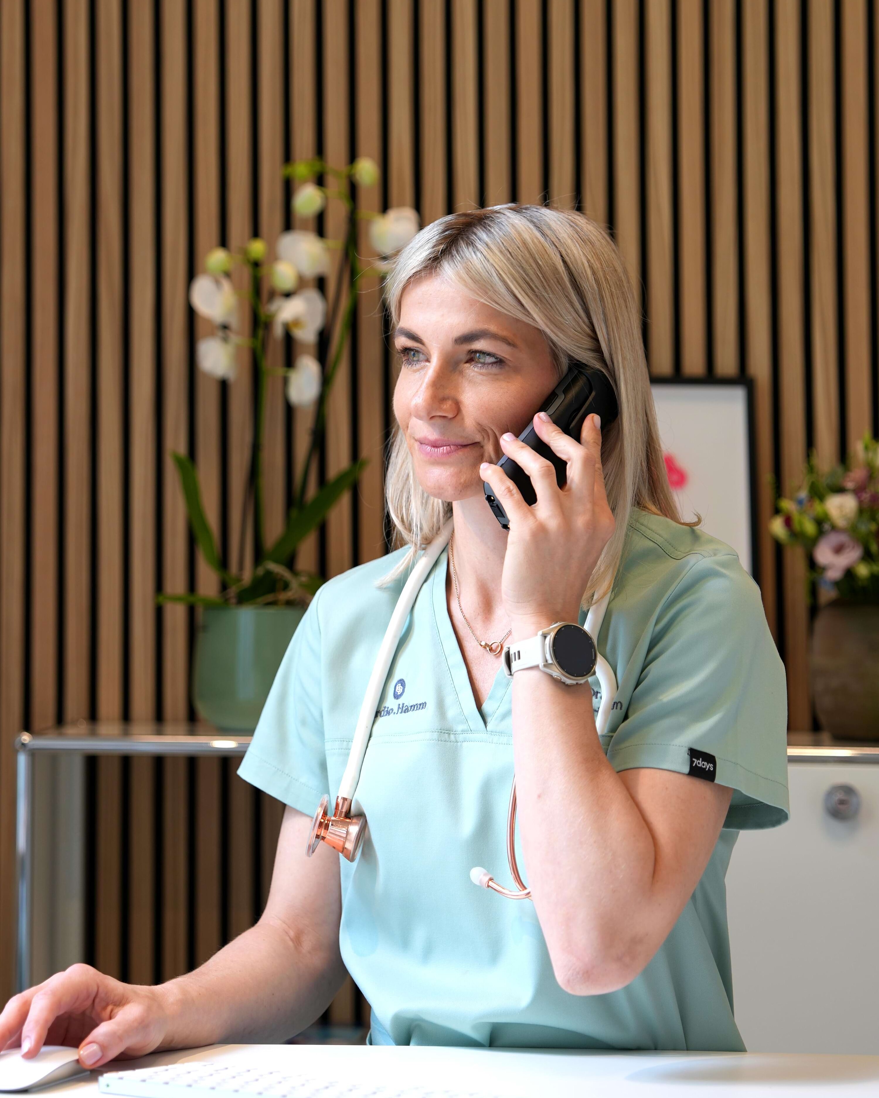 Foto: Dr. med. Catharina Hamm am Telefon