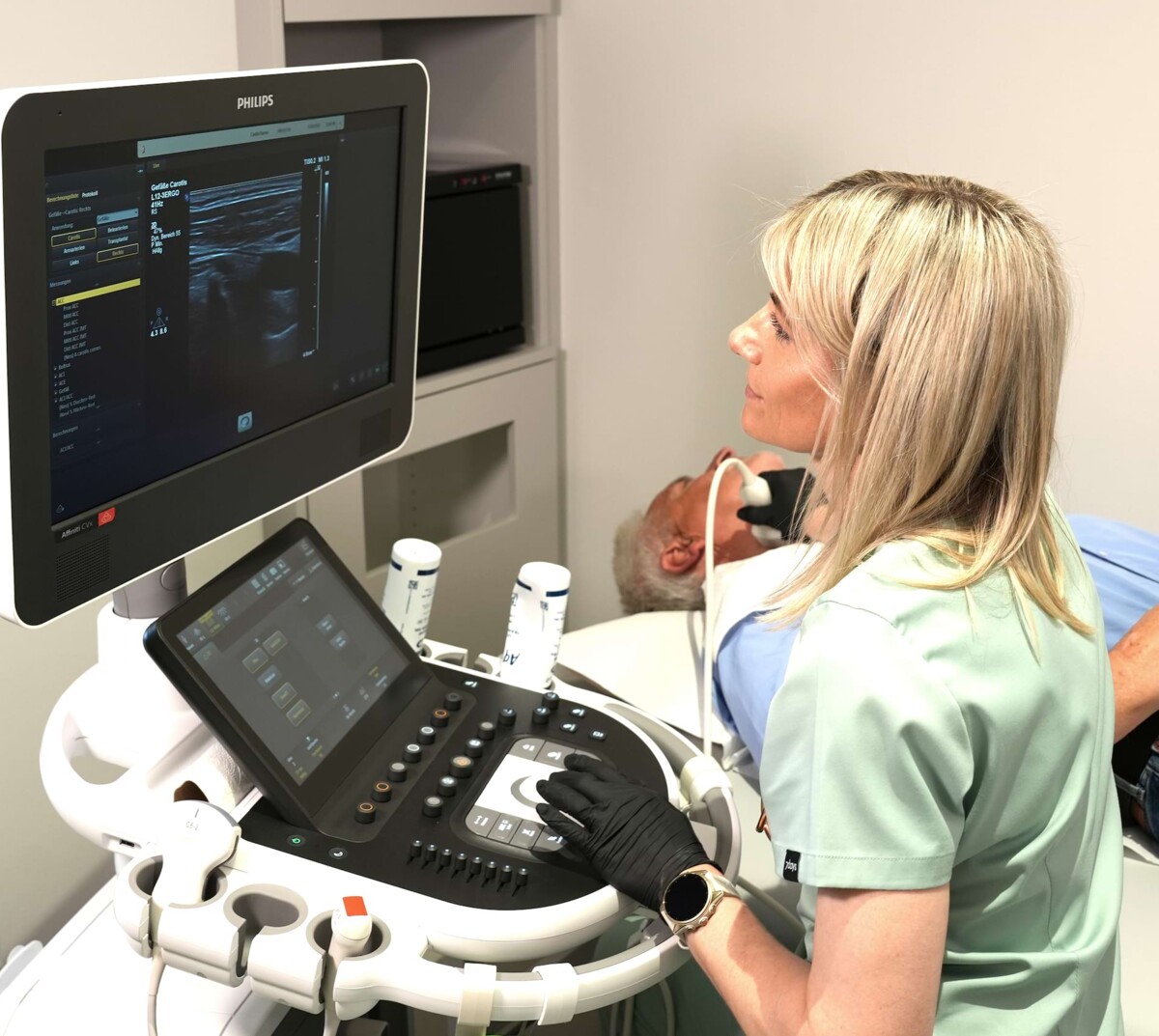 Person am Ultraschallgerät
