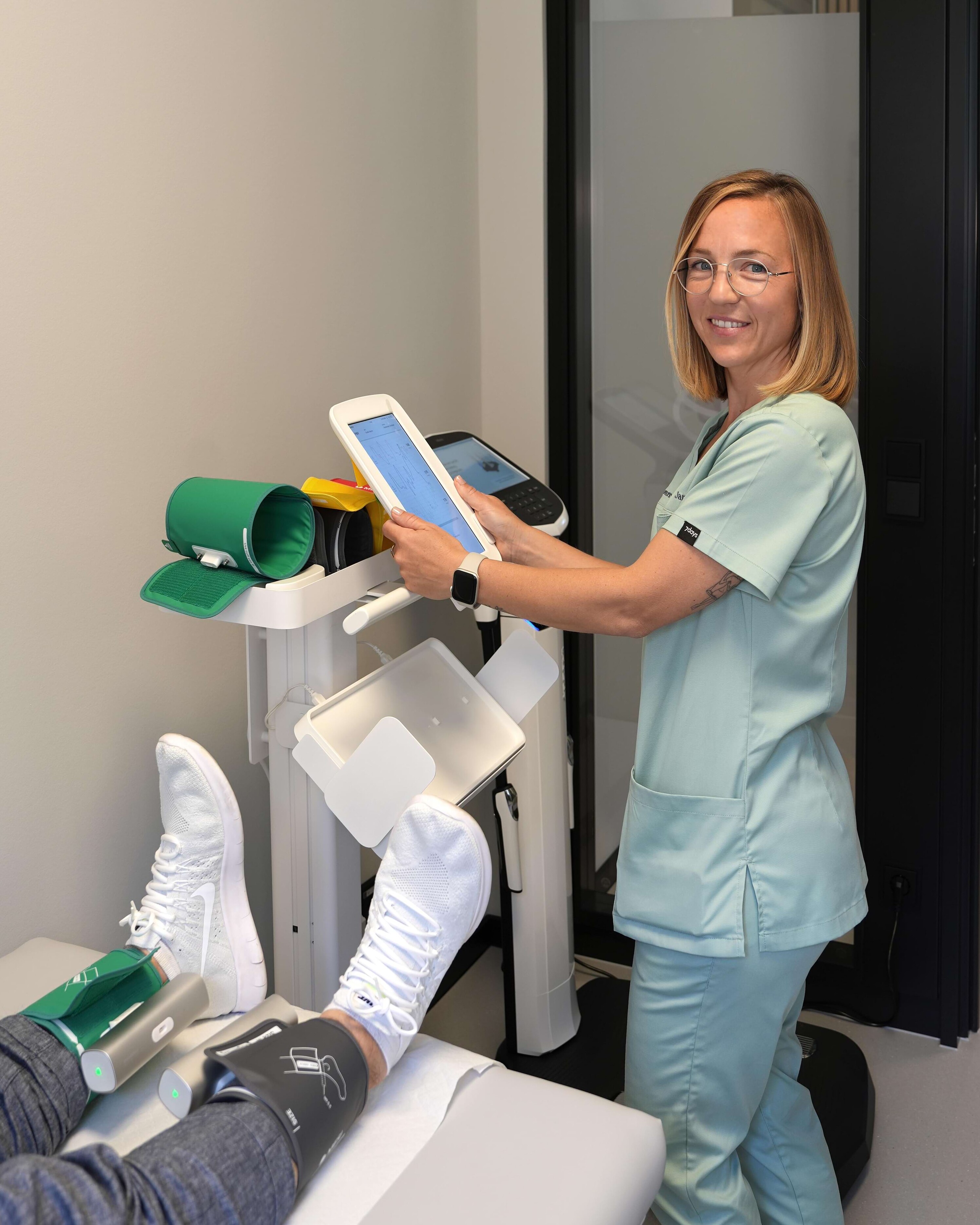 Foto: Janine Kern untersucht Patienten