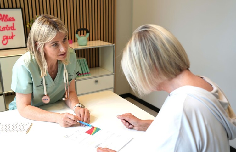 Foto: Dr. med. Catharina Hamm in Beratungssituation mit einer Patientin