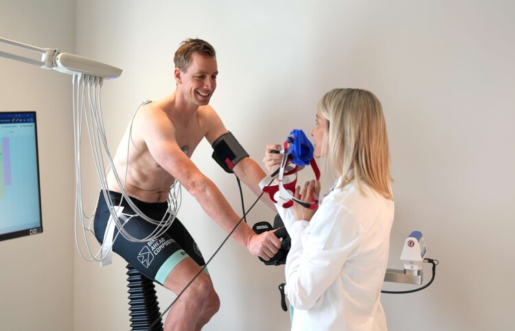 Foto: Dr. med. Catharina Hamm führt eine sportkardiologische Untersuchung durch