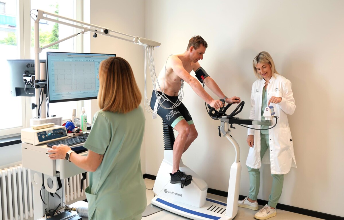 Foto: Dr. med. Catharina Hamm führt eine sportkardiologische Untersuchung eines Patienten durch