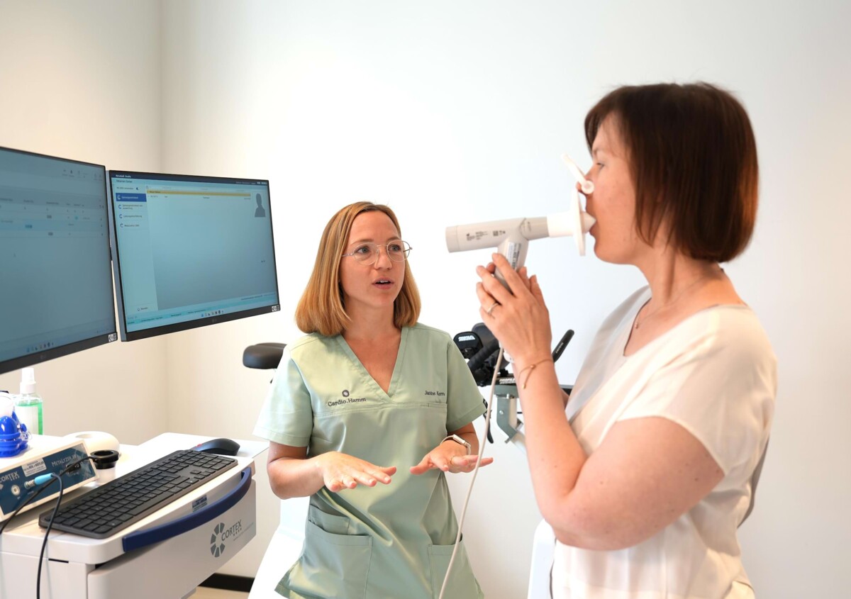 Foto: Janine Kern untersucht eine Patientin