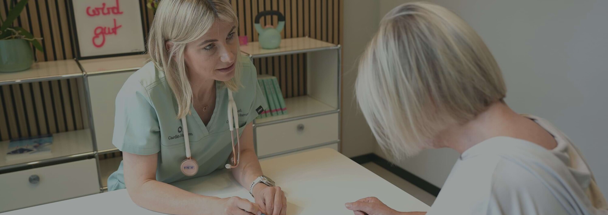 Foto: Dr. med. Catharina Hamm während einer Besprechung mit einer Patientin